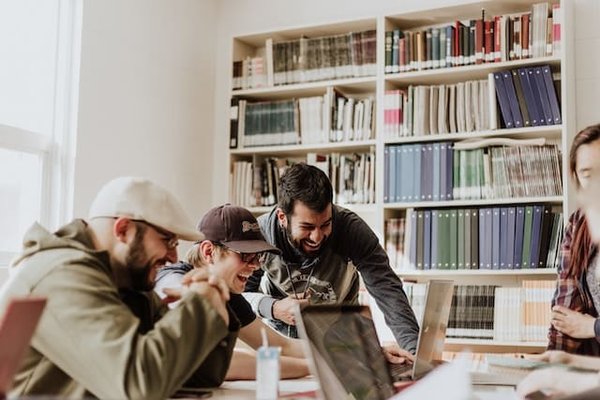 Quelles sont les règles et les conseils pour bien vivre en colocation à Nîmes ?