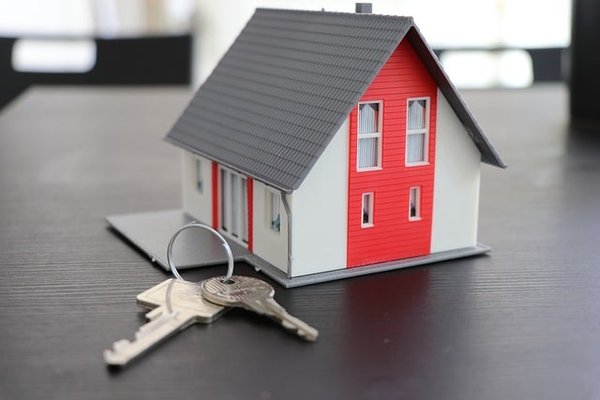 Avantages et Inconvénients de la Location Vs. Achat à Nîmes