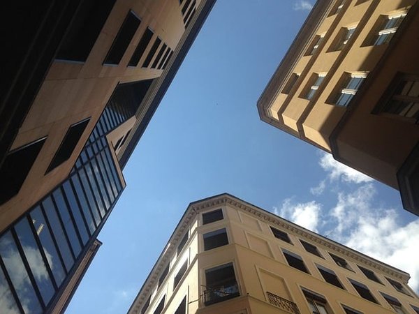 Quels sont les services et les garanties proposés par l'agence immobilière BARNES Croix Rousse ?